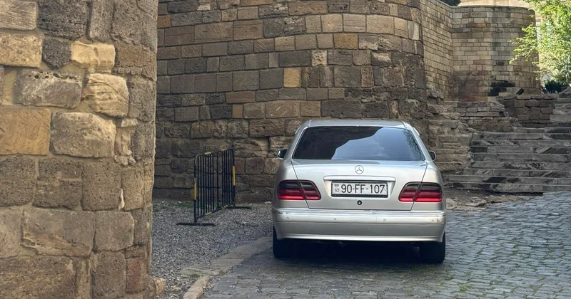 Tarixi abidəni parkinqə çevirən sürücü