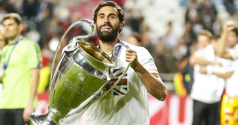Xabi Alonsonu keçmiş “Real Madrid” oyunçusu əvəz edə bilər