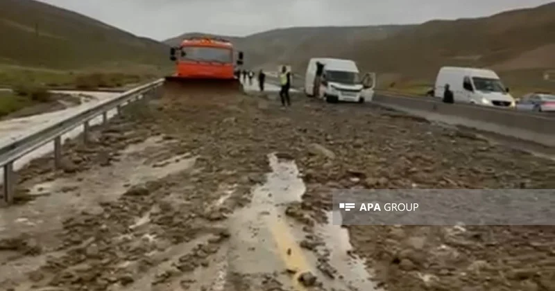 Leysan yağışları nəticəsində Bakı Şamaxı Yevlax yolunda yaranan çətinlik aradan qaldırılıb FOTO