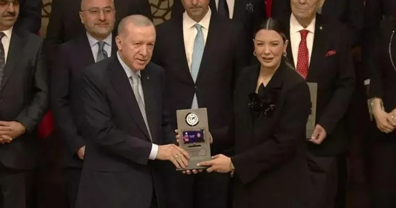 Ərdoğan Fülya Öztürkü təltif etdi