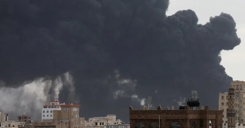 15 dəqiqəyə 50 bomba: Səna hava limanı sıradan çıxdı