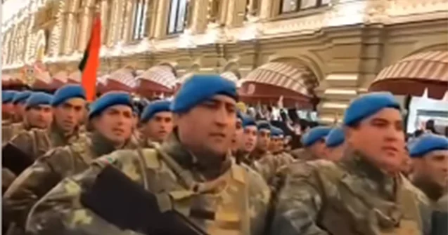 “Şəhidlər ölməz, vətən bölünməz” Hərbçilərimiz Moskva küçələrində Video