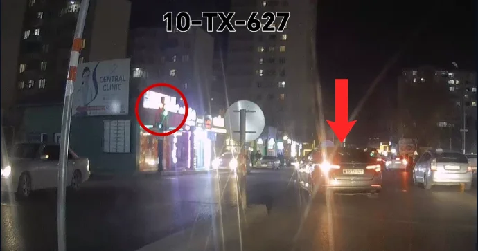 Yolun yarısına qədər girib dayandı, sonra qırmızıda keçdi VİDEO