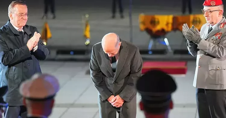 Şolz hərbi mərasimlə vidalaşdı FOTO