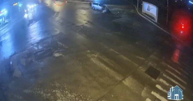 Qırmızıda keçib qəza törətdi, işıqfor qırıldı HADİSƏ ANI