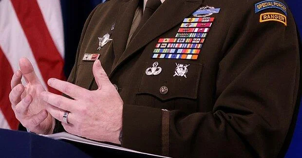 Шеф Пентагона решил сократить офицерский состав армии США