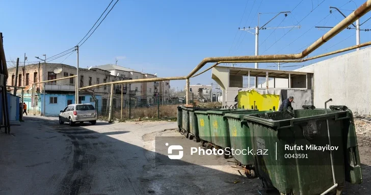Тормоза не справляются: мусорные баки устраивают хаос на дорогах столицы в ветреную погоду