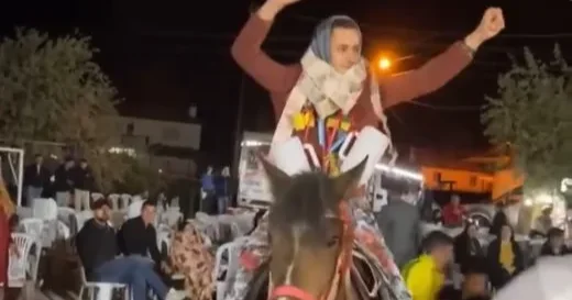 Bəyə qadın paltarı geyindirib, meydanda gəzdirdilər Qeyri adi toy FOTO