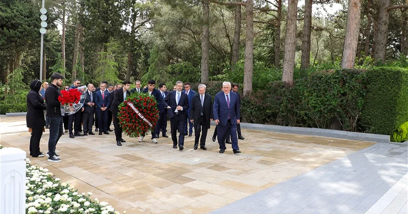 Konfrans iştirakçıları Heydər Əliyevin məzarını ziyarət ediblər FOTOLAR