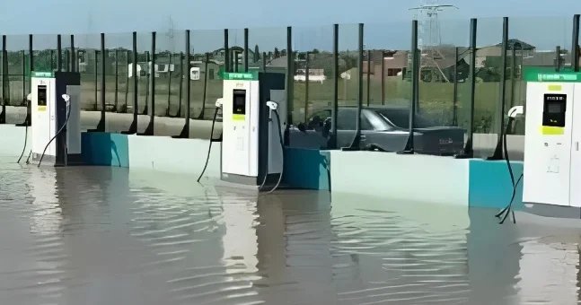 Bakıda elektrikdoldurma məntəqəsini SU BASDI VİDEO