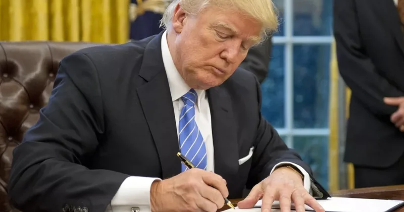 Трамп подписал указ о запрете финансирования усиленных вирусных исследований