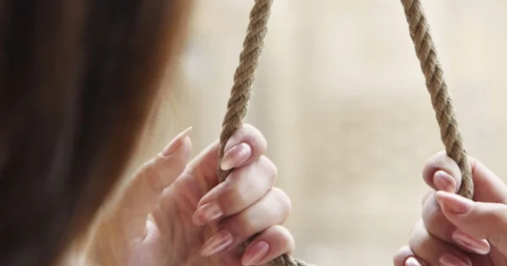 Abşeronda DƏHŞƏT: 23 yaşlı qız özünü asdı
