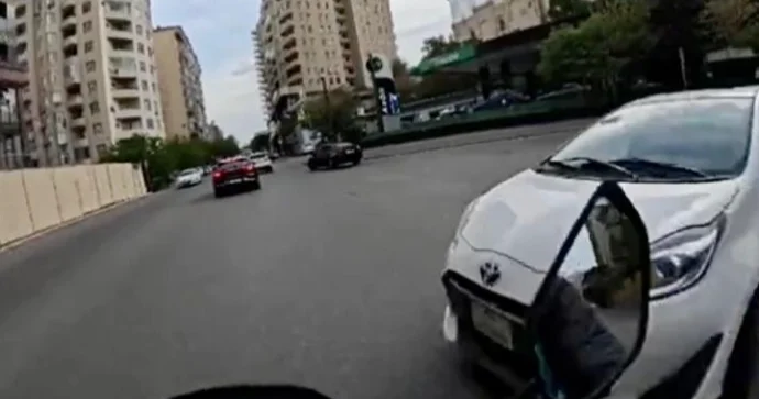 Bakıda qayda pozan sürücülərdən biri yolu kəsib motosikleti vurdu VİDEO