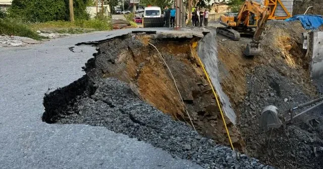 İstanbulda yol çökdü, qaz xətti zədələndi