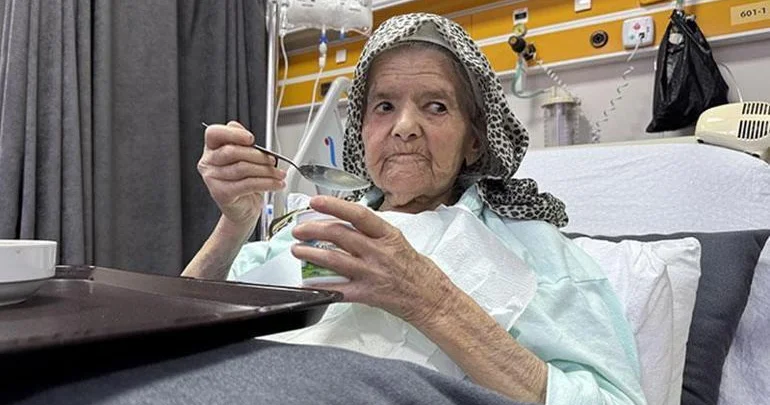 92 yaşlı qadının bağırsağından görün nələr çıxdı İllərdir udurmuş FOTO