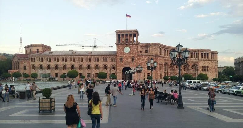 İrəvan küçələrində üzən maşınlar peyda oldu VİDEO