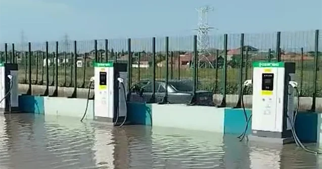 Məntəqəni su basdı, sürücülər çarəsiz qaldı Video