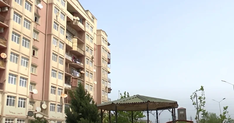 Nazirlik tərəfindən bataqlıq ərazidə tikilmiş binanın sakinləri ÇƏTİN VƏZİYYƏTDƏ