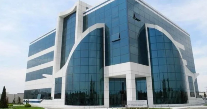 Bakıda qırmızı işıqda keçən minik avtomobili svetoforu yararsız vəziyyətə salıb