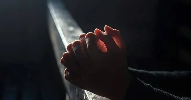 15 yaşlı qız tualetdə doğuş etdi