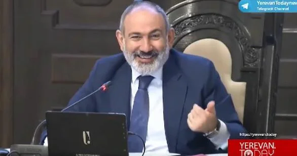Paşinyanın siyasi rəqibinin maşını yandırıldı