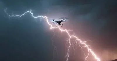 Alimlər bunu da etdi: Dronla ildırım vurdular