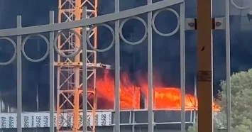 Dubai Marina da tikilməkdə olan göydələndə yanğın oldu VİDEO