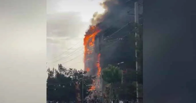 Tehranda ticarət mərkəzi yanıb