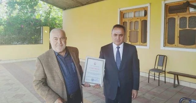 Goranboyda icra başçısı rayon ağsaqqalını yubileyi ilə bağlı evində ziyarət etdi FOTOLAR