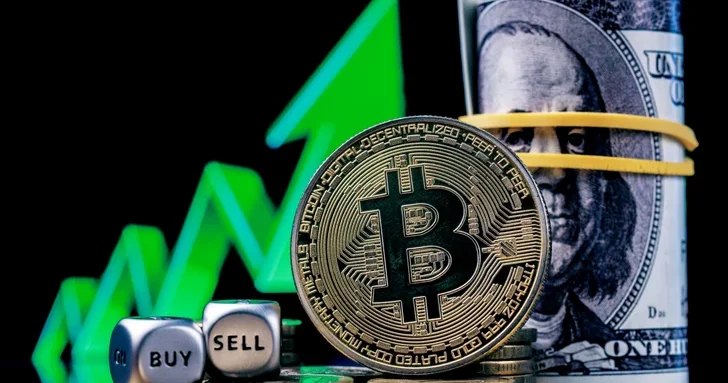 Биткоин пробил отметку в 82 000 долларов впервые с конца января