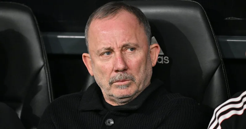 Beşiktaş kubokdan da əlini üzdü, fanatlar Sərgən Yalçının istefasını tələb etdi
