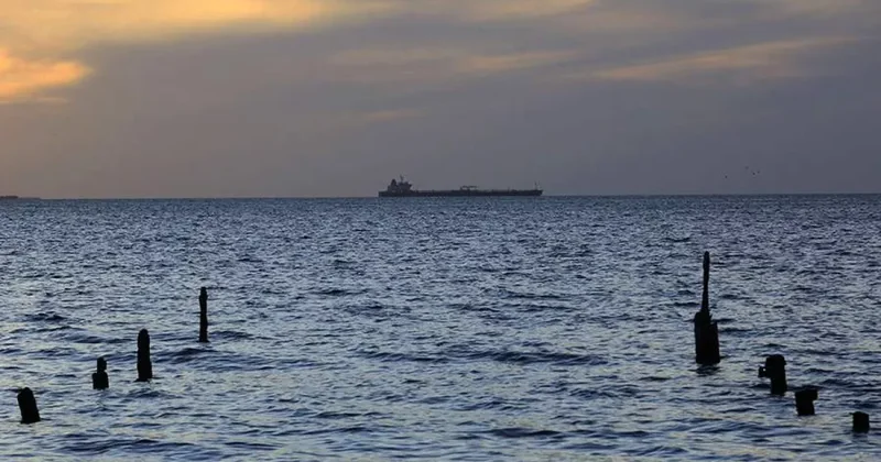 Грузовое судно атаковано неизвестным снарядом в Ормузском проливе