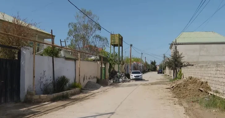 Грунтовые воды затопили дворы бакинского поселка