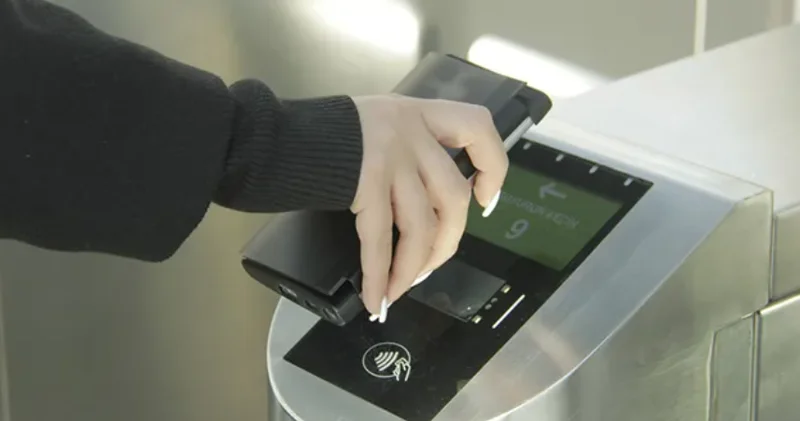 İctimai nəqliyyatda NFC ödənişləri niyə gecikmə ilə tutulur?