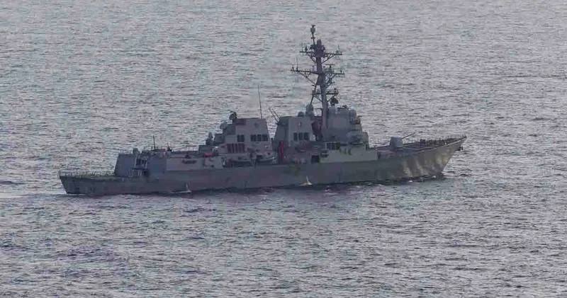 Fars körfəzinə artıq üçüncü Amerika esminesi daxil olub