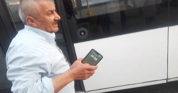 Avtobus sürücüsü jurnalistə hücum edib