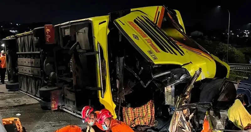 İndoneziyada avtobusla avtosistern toqquşub, azı 16 nəfər ölüb