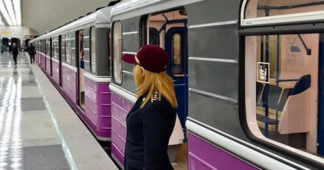 Bakı metrosunda qəribə qadağa gündəmdə “Ayaqlarınız uzundursa…”