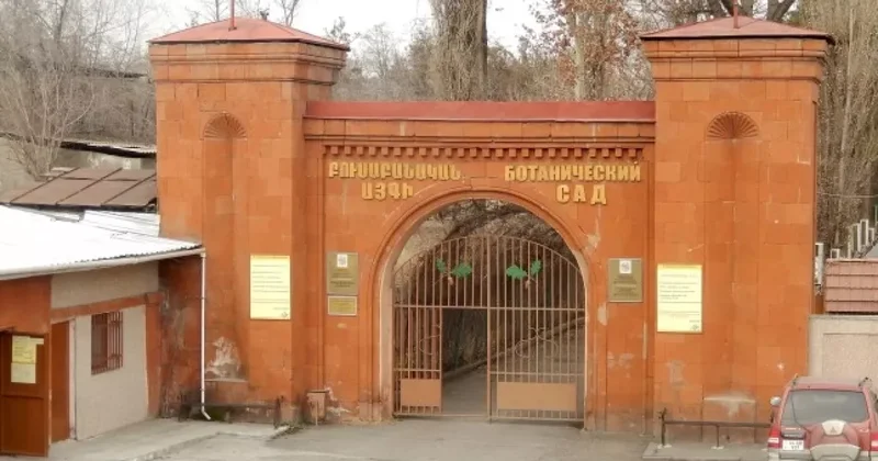Охранник нашел россиянку висящей возле здания в Ереване