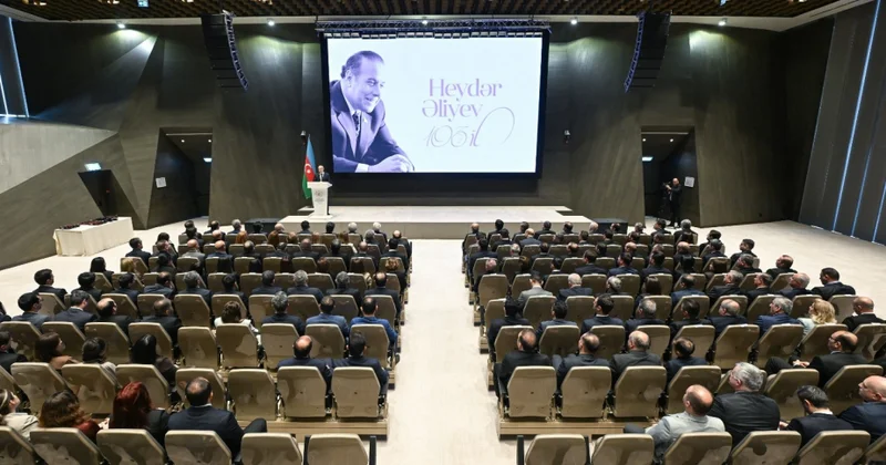 İqtisadiyyat Nazirliyində Ümummili Lider Heydər Əliyevin əziz xatirəsi anılıb