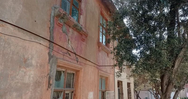 Çökən divarlar, çat vermiş tavanlar: Əbilovda sakinlər ölüm təhlükəsi altında yaşayır FOTOLAR