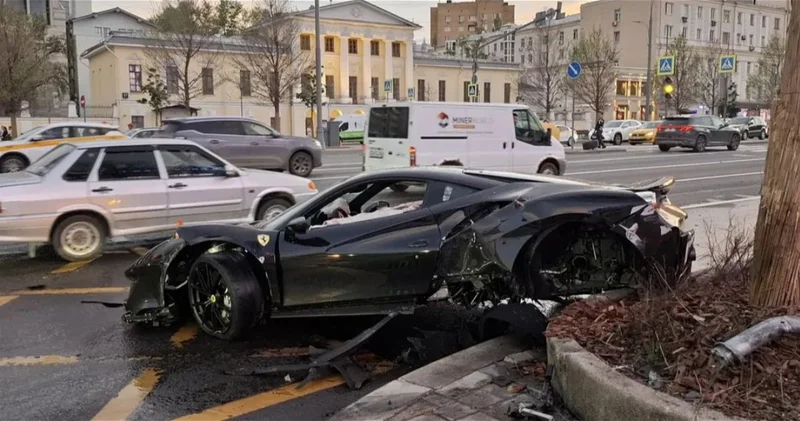 Момент ДТП с рэпером Navai на Ferrari попал на видео КАДРЫ
