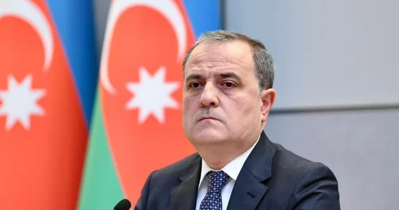 Ceyhun Bayramov Mövlud Çavuşoğluna qardaşına edilən hücumla bağlı zəng edib