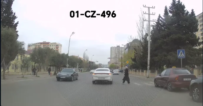 Diqqətsizlik edən sürücü keçidi keçən piyadaya yol vermədi VİDEO