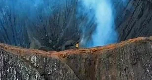 Вид на действующий вулкан в Восточной Яве ВИДЕО