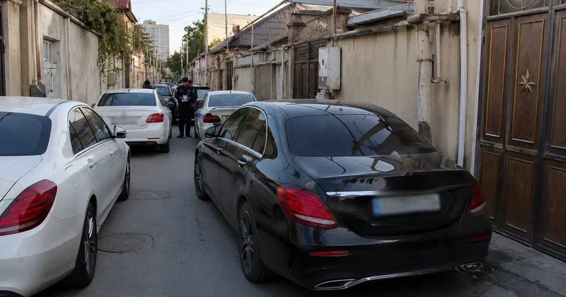 Qapısının ağzında maşın saxlayanlar cərimələnir? AÇIQLAMA