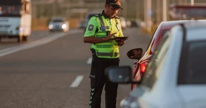 Yol polisi sürücünü hansı halda saxlaya bilər? MÜTƏXƏSSİS RƏYİ