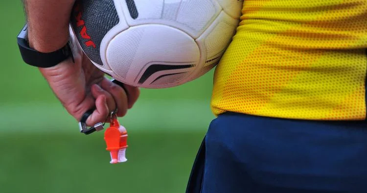 İtaliyalı hakimi qarğışa görə futboldan uzaqlaşdırdılar