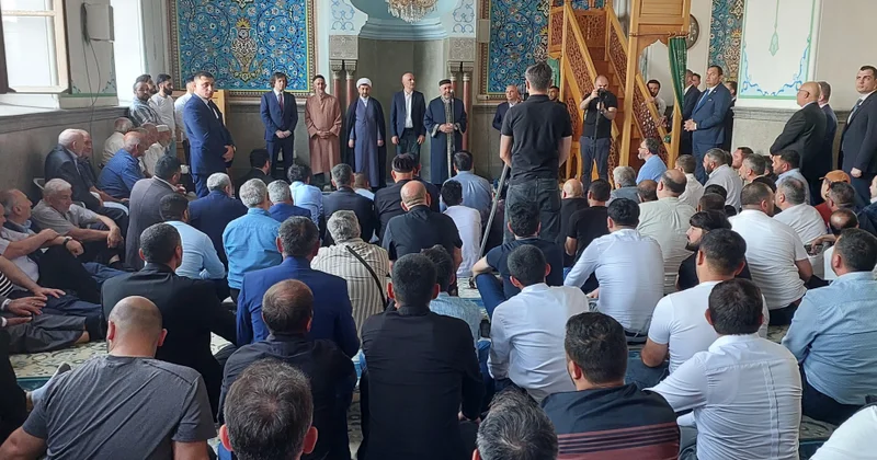 Gürcüstanın Baş naziri Qurban bayramı ilə əlaqədar Tbilisi Cümə məscidini ziyarət edib