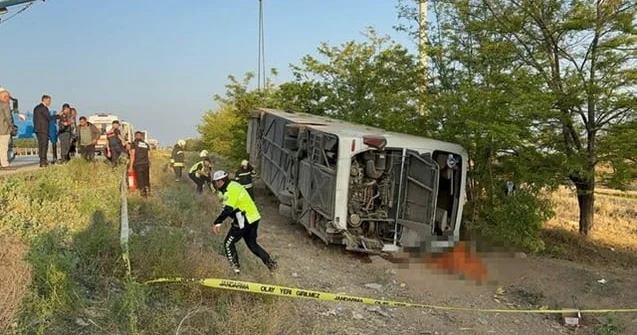Türkiyədə sərnişin avtobusu aşdı 1 ölü, 26 yaralı Foto